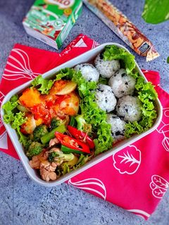Foto resep Bento : Brokoli Buncis Saus Tiram dan Nasi Kepal Nori