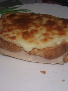 Una foto de Sándwich croque monsieur