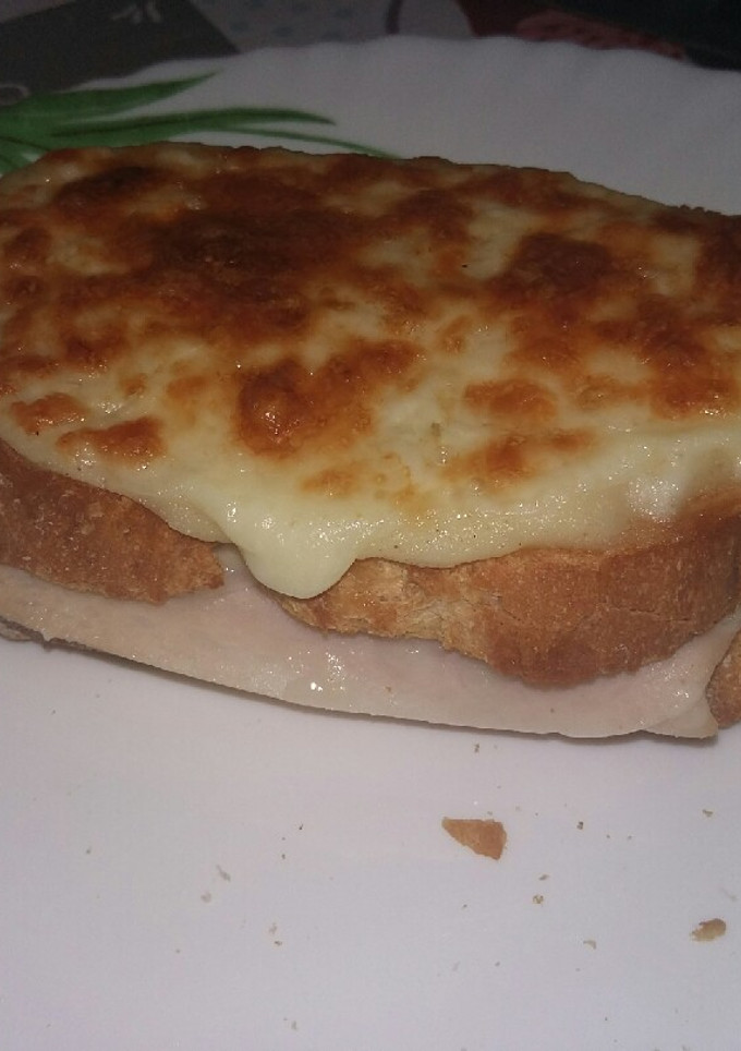 Una foto de Sándwich croque monsieur
