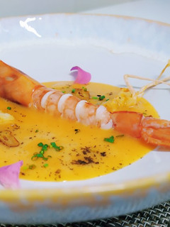 Una foto de Gamba Roja al vapor de Manzanilla con salsa thai de coco y lima