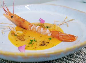 Foto principal de Gamba Roja al vapor de Manzanilla con salsa thai de coco y lima
