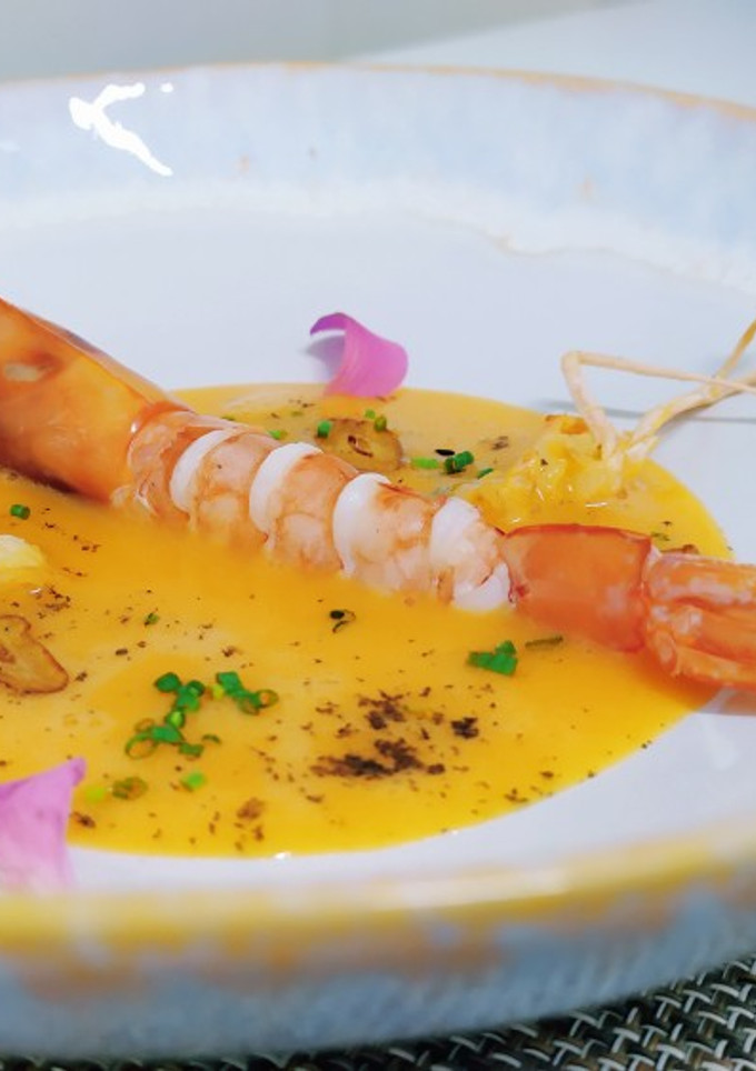 Una foto de Gamba Roja al vapor de Manzanilla con salsa thai de coco y lima