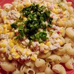 Una foto de Fideos con salsa blanca de atún y choclo