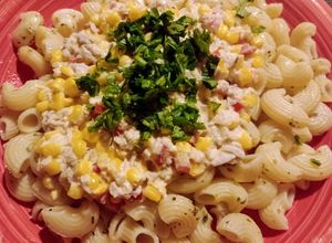 Una foto de Fideos con salsa blanca de atún y choclo