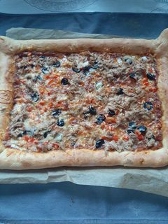 صورة لوصفة بيتزا كاري معشوقه الجزائرين 🇩🇿 ولكن باطراف محشية 🍕 بالجبن