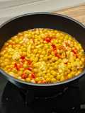 Sartén de bacalao con garbanzos y pimiento rojo