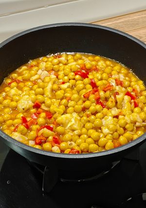 Una foto de Sartén de bacalao con garbanzos y pimiento rojo