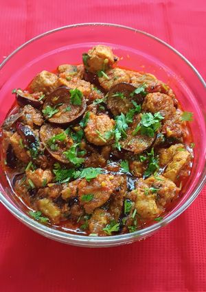 A picture of Soya and Brinjal Curry (Gravy).