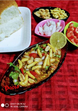 मिसल पाव (misal pav recipe in hindi) रेसिपी मुख्य फोटो