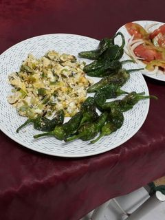 Una foto de Revuelto de ajetes, con pimientos de Gernika
