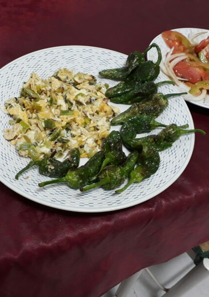 Una foto de Revuelto de ajetes, con pimientos de Gernika