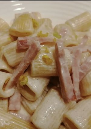 A picture of Mezze Maniche with Lemon and Ham.