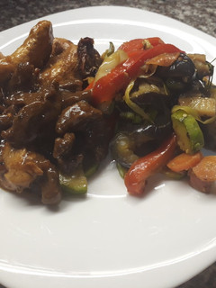 Una foto de Mix de carnes con verduras