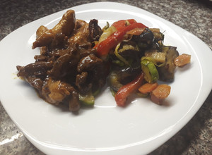 Una foto de Mix de carnes con verduras