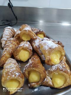 Una foto de Conos de hojaldre rellenos de crema