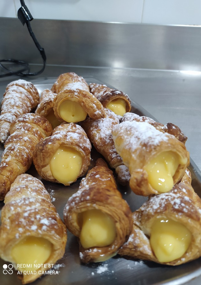 Una foto de Conos de hojaldre rellenos de crema