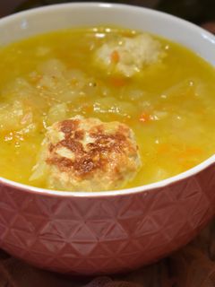 Zdjęcie przepisu Zupa z kapusty drobiowe kuleczki.