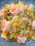 Salada tropical com camarão e frutas frescas