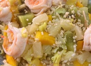 Foto de Salada tropical com camarão e frutas frescas