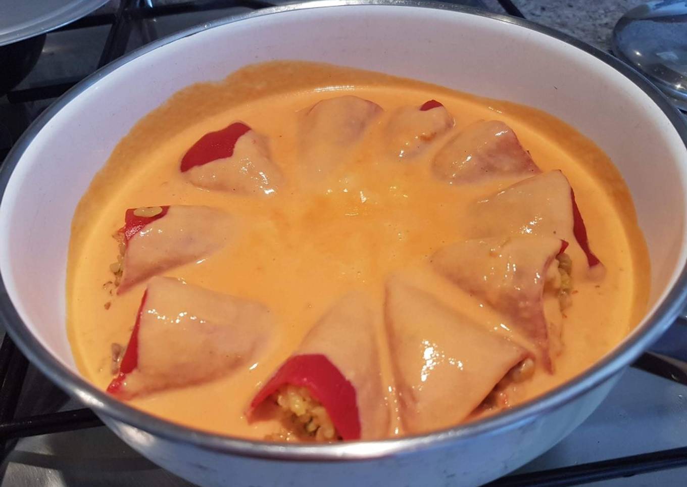 Pimientos del piquillo rellenos de paella y con una rica salsa