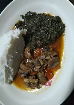 A picture of Beef stew and traditional vegetables.