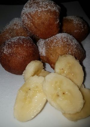 A picture of Banana puffs.