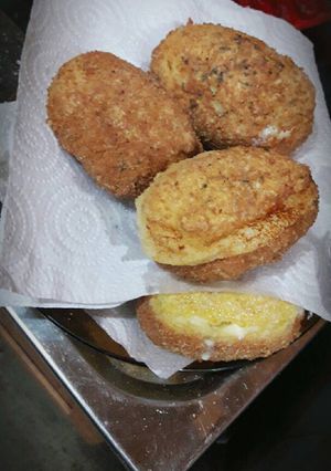 Una foto de Bombas de papa con salchichas y queso cremoso