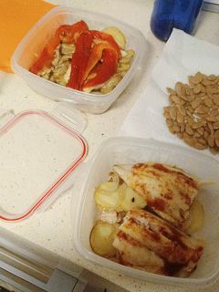 Una foto de Merluza con patatas, cebolla y pimientos asados