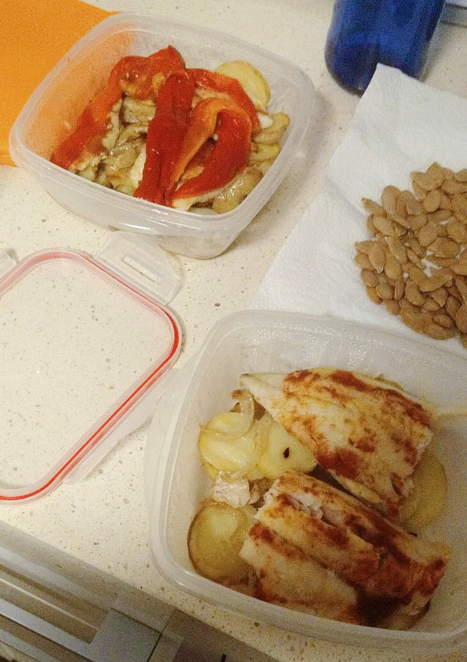 Una foto de Merluza con patatas, cebolla y pimientos asados