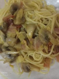 Una foto de Spaguetinis con curry verde