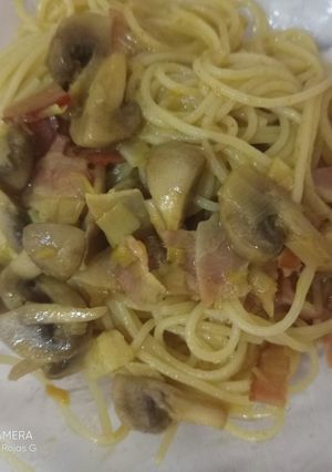 Una foto de Spaguetinis con curry verde