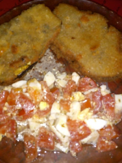 Una foto de Milanesas de berenjena y ensalada de tomate y huevo 😅😅