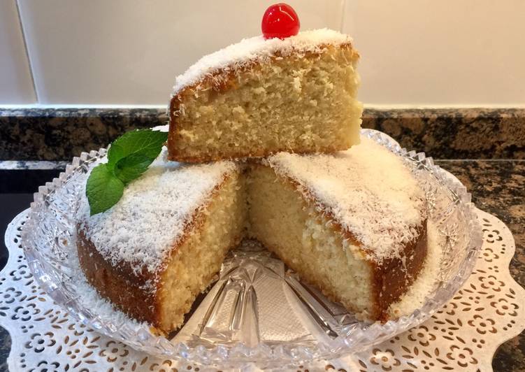 Bizcocho de leche de coco y Maizena con almíbar de licor de coco