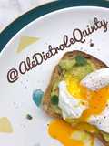 Avocado toast con uovo in camicia e menta