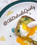 Avocado toast con uovo in camicia e menta
