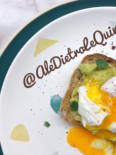 Foto di Avocado toast con uovo in camicia e menta