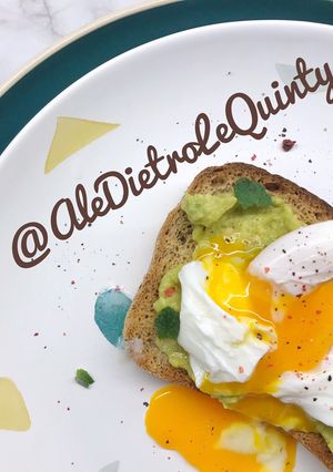 Foto di Avocado toast con uovo in camicia e menta