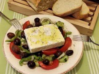 Χωριάτικη σαλάτα (Greek salad)