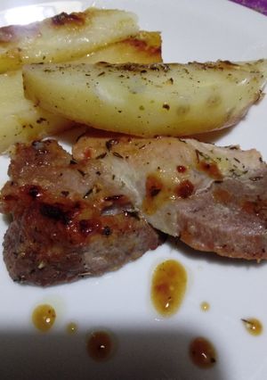Una foto de Bondiola al horno con papas saborizadas