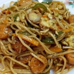 A picture of Chicken Sausage Noodles with Egg and Veggies.