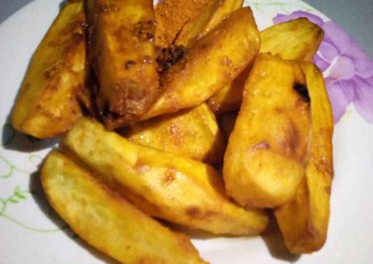 Fried potato with chilli pepper and oil