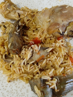 Una foto de Arroz integral con pollo y conejo