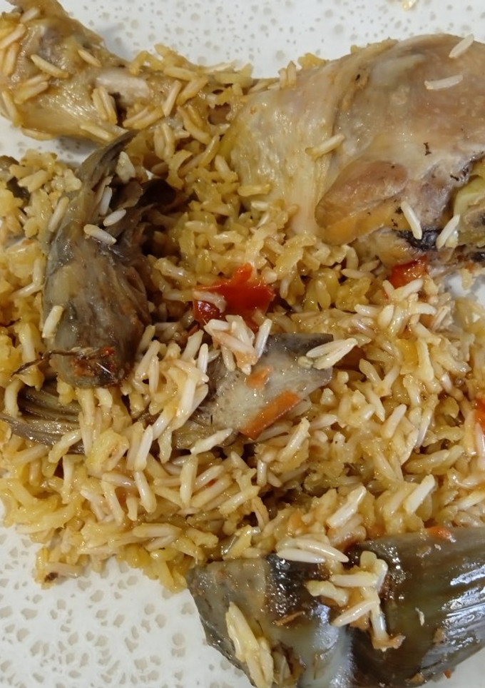Una foto de Arroz integral con pollo y conejo