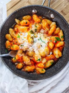 Una foto de Gnocchi de patata sin gluten con salsa de tomate y albahaca