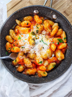 Una foto de Gnocchi de patata sin gluten con salsa de tomate y albahaca