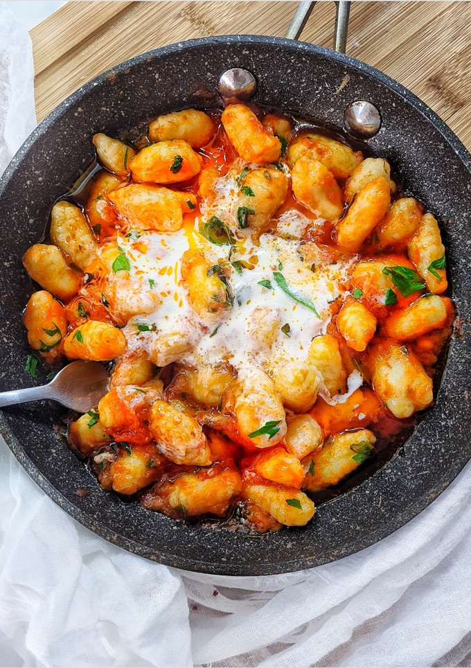 Una foto de Gnocchi de patata sin gluten con salsa de tomate y albahaca