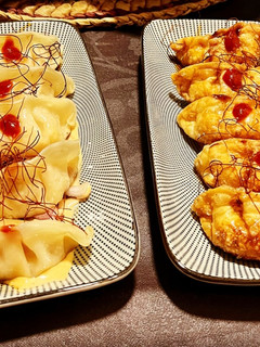 Una foto de Gyozas de pollo en dos estilos