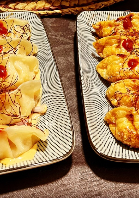 Una foto de Gyozas de pollo en dos estilos