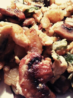 Una foto de Revuelto de espárragos, champiñones, pimiento y patata 🥚