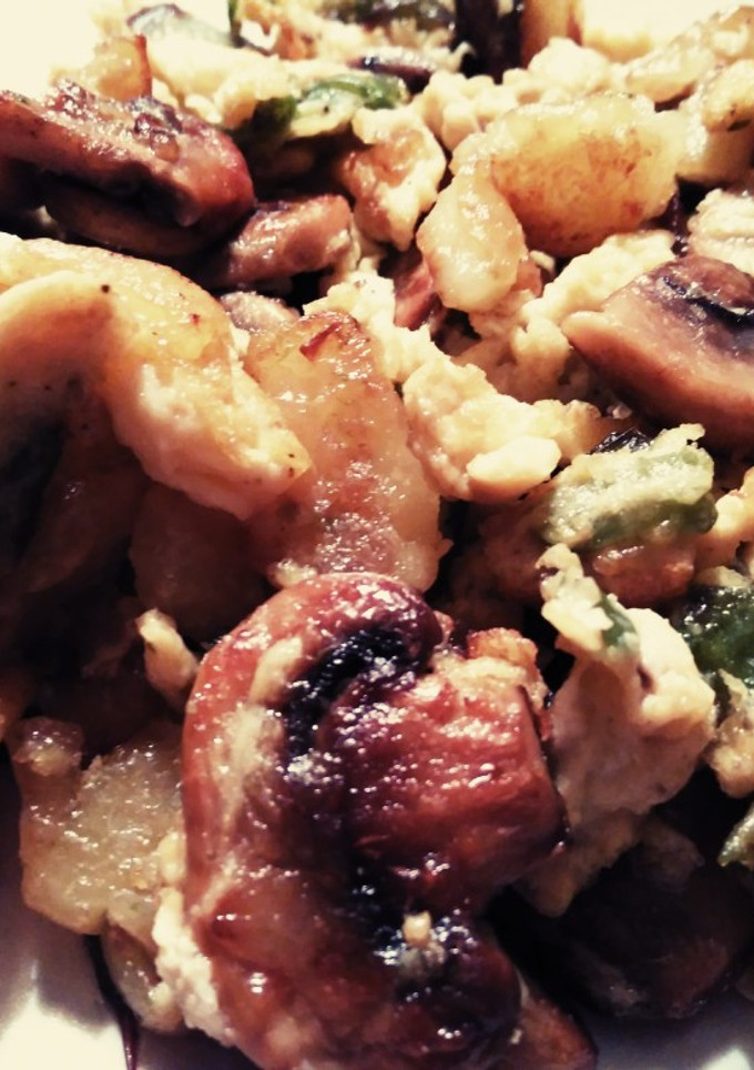 Una foto de Revuelto de espárragos, champiñones, pimiento y patata 🥚